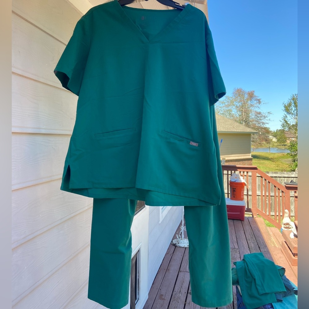 FIGS green Livingston Figs w/ 2XL Casma XXL 2X
